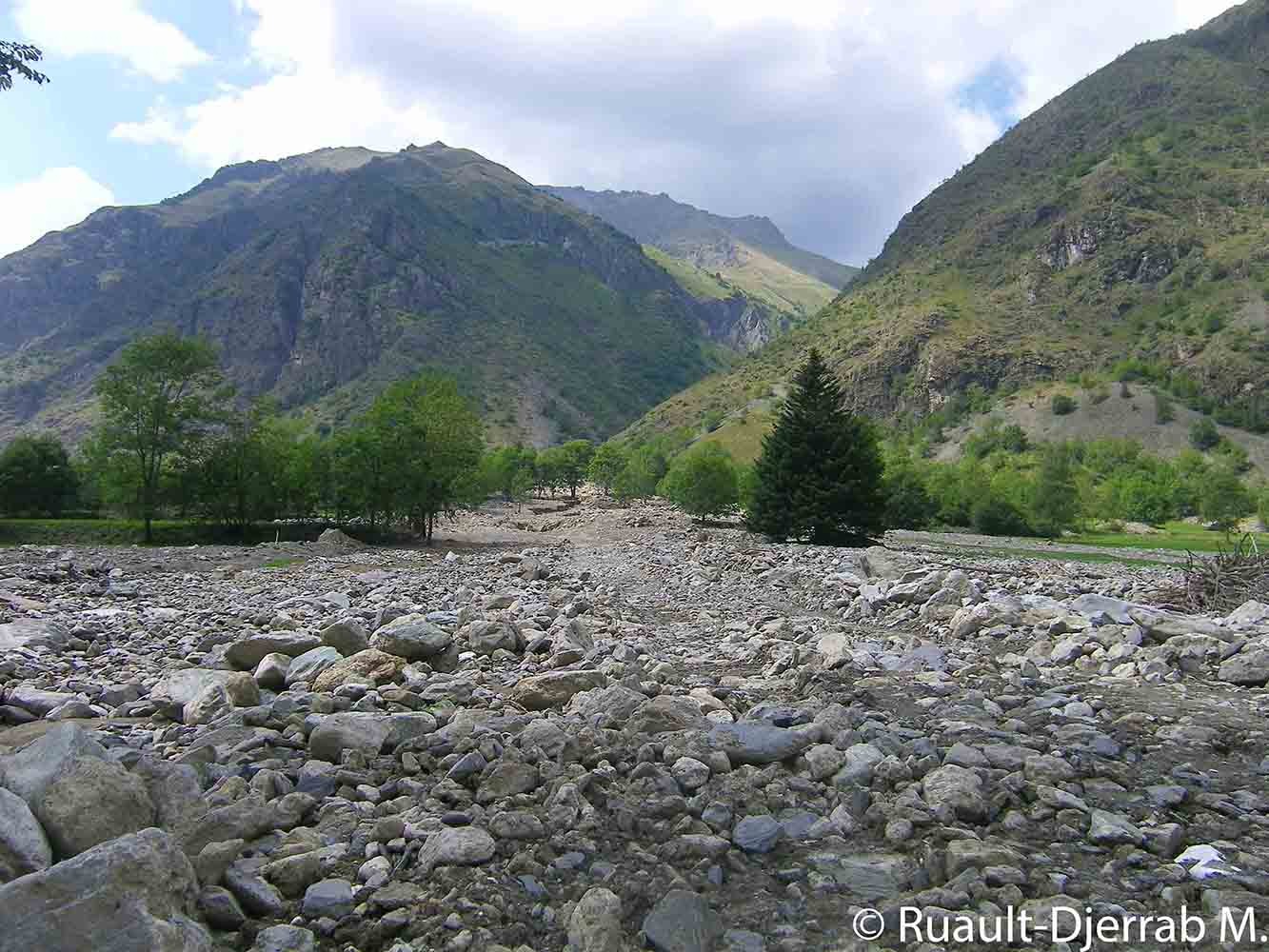 Cône alluvial dans les Alpes (France).