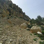 Éboulis de pente (région de Tébessa, Algérie) – érosion par gravité.