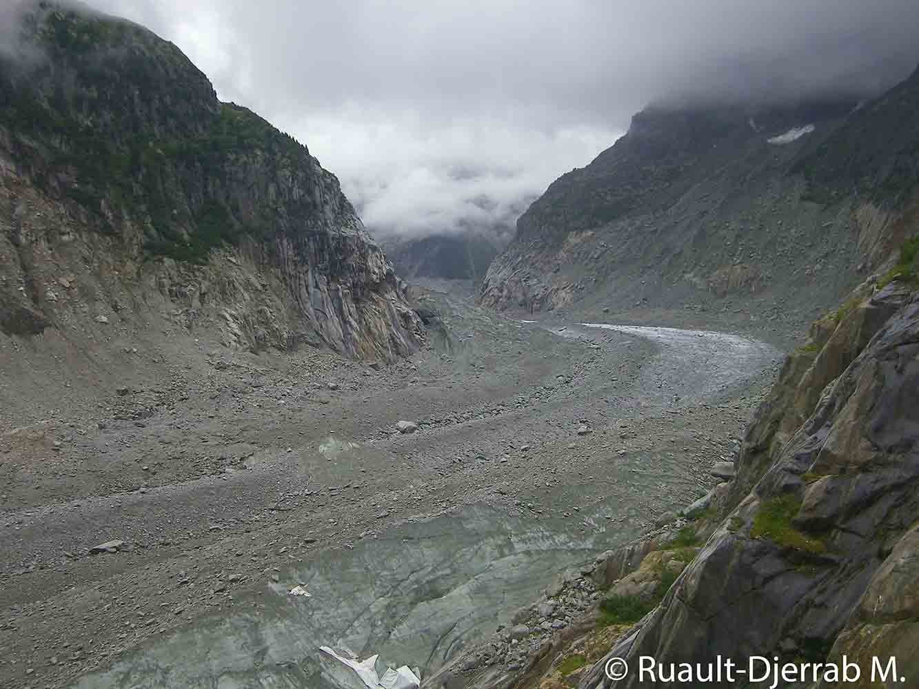 Glacier et moraines (Glacier de la Mer de Glace, Chamonix, Alpes françaises, 2017).