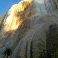 Travertin – Dépôt de source chaude (actuelle). Hammam Debagh, Algérie.