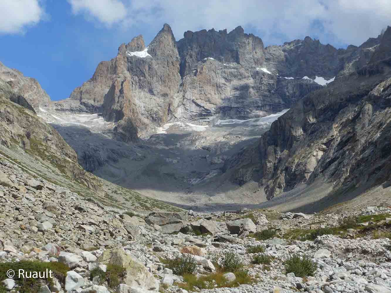 Vallée en ‘U’ (près de La Meije, Alpes, France) – érosion par la glace.